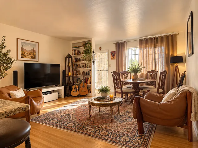 3 bed, 2.0 bath, 1300 sqft, $2,300 — Photo 2