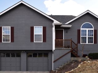 807 E 14th St, Kearney, MO 64060