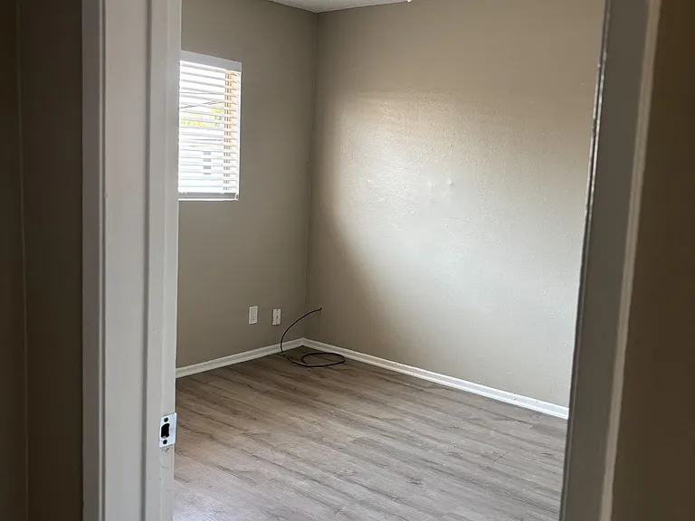 117 E Leatrice Ln — Photo 3