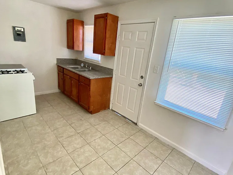 1319 Wilson Ave #E — Photo 5