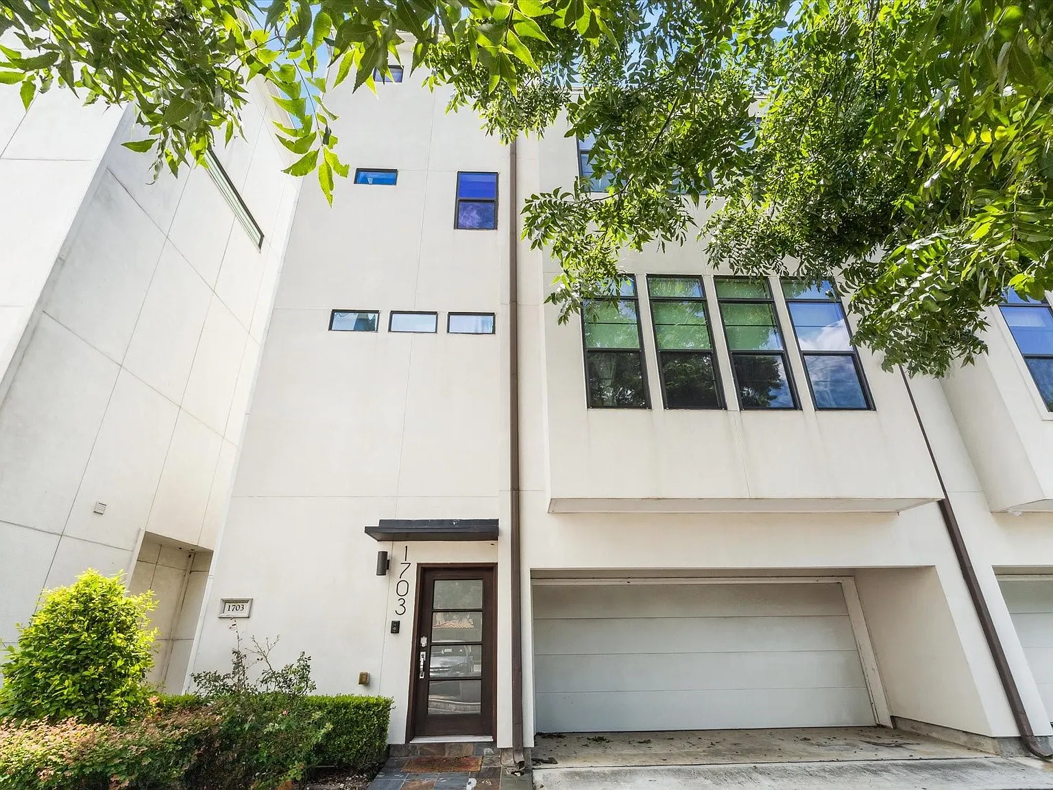 3 bed, 3.5 bath, 2206 sqft, $3,700 — Photo 2