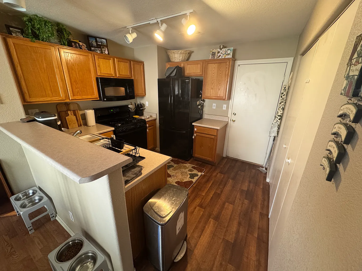 3 bed, 2.5 bath, 1273 sqft, $2,350 — Photo 2