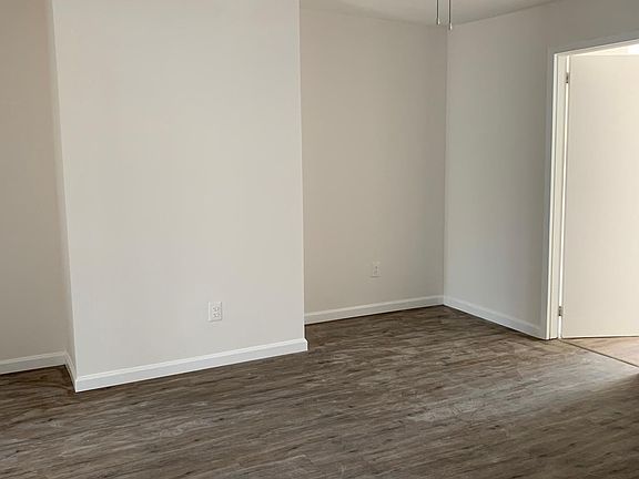 5th image of 690 Bay St Floor 2