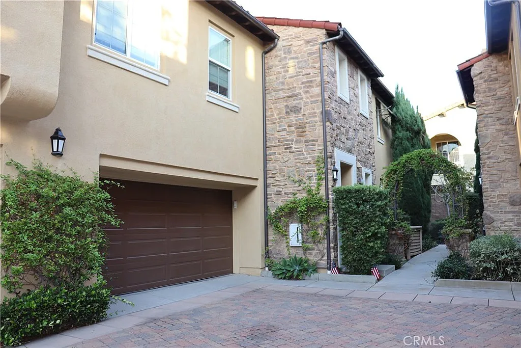 3 bed, 1859 sqft, $5,200 — Photo 1