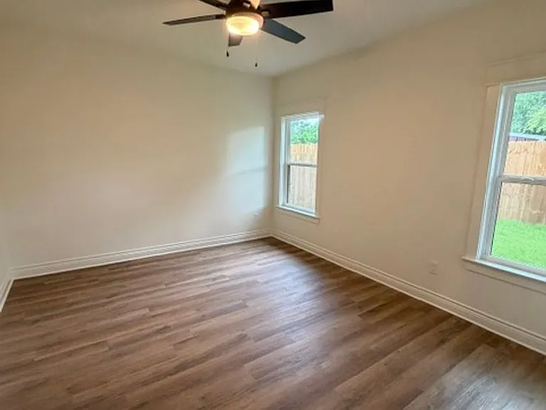 303 Live Oak St — Photo 16