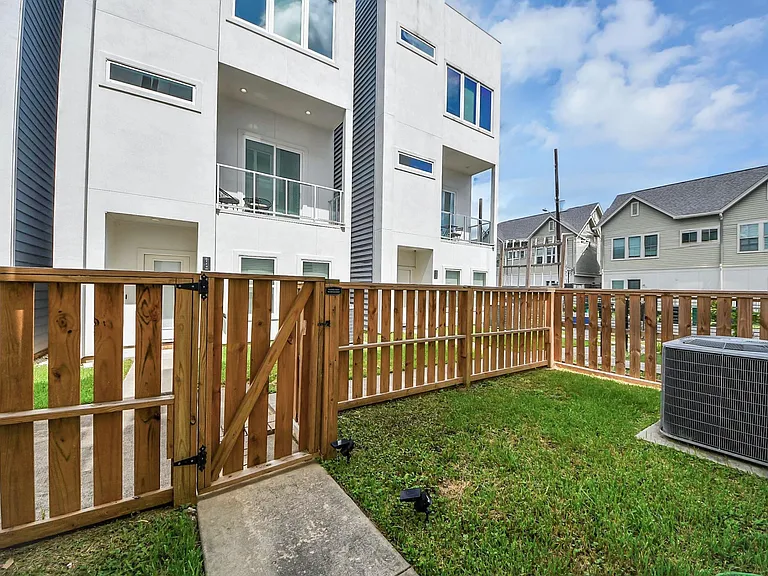 2116 Naomi St #C — Photo 5