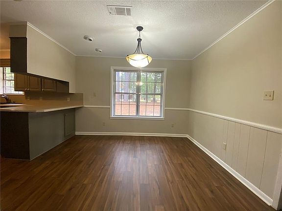 4th image of 1077 Beverly St