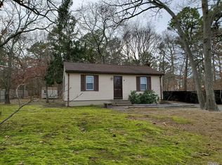 12 Shady Ln, Coram, NY 11727