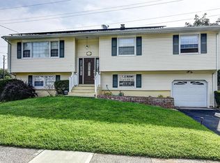 14 Beechwood Ave, Metuchen, NJ 08840