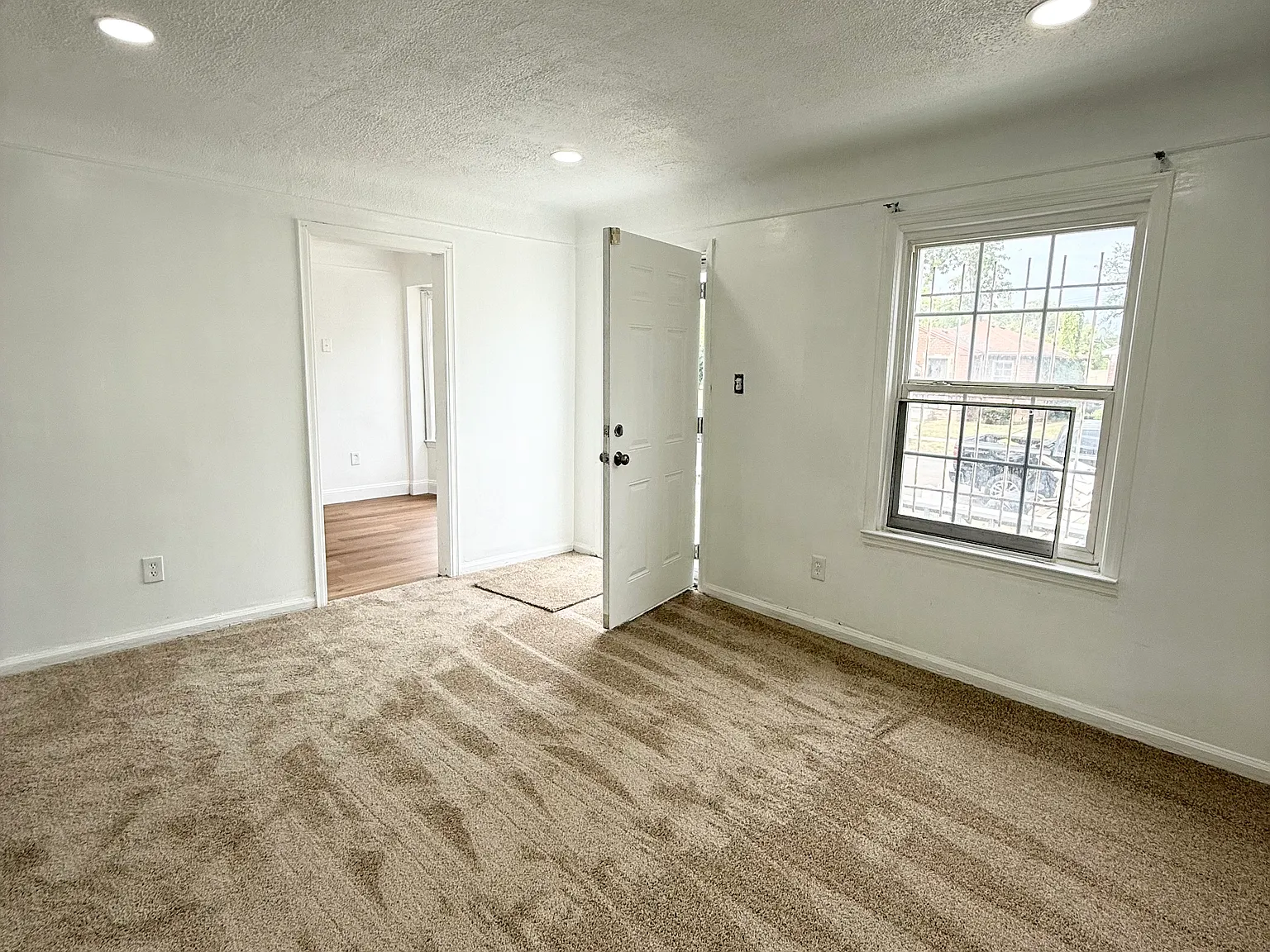 3 bed, 1000 sqft, $1,400 — Photo 2