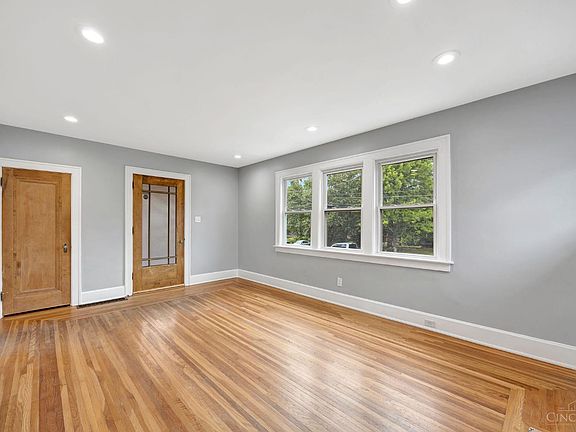 4th image of 5516 Raceview Ave