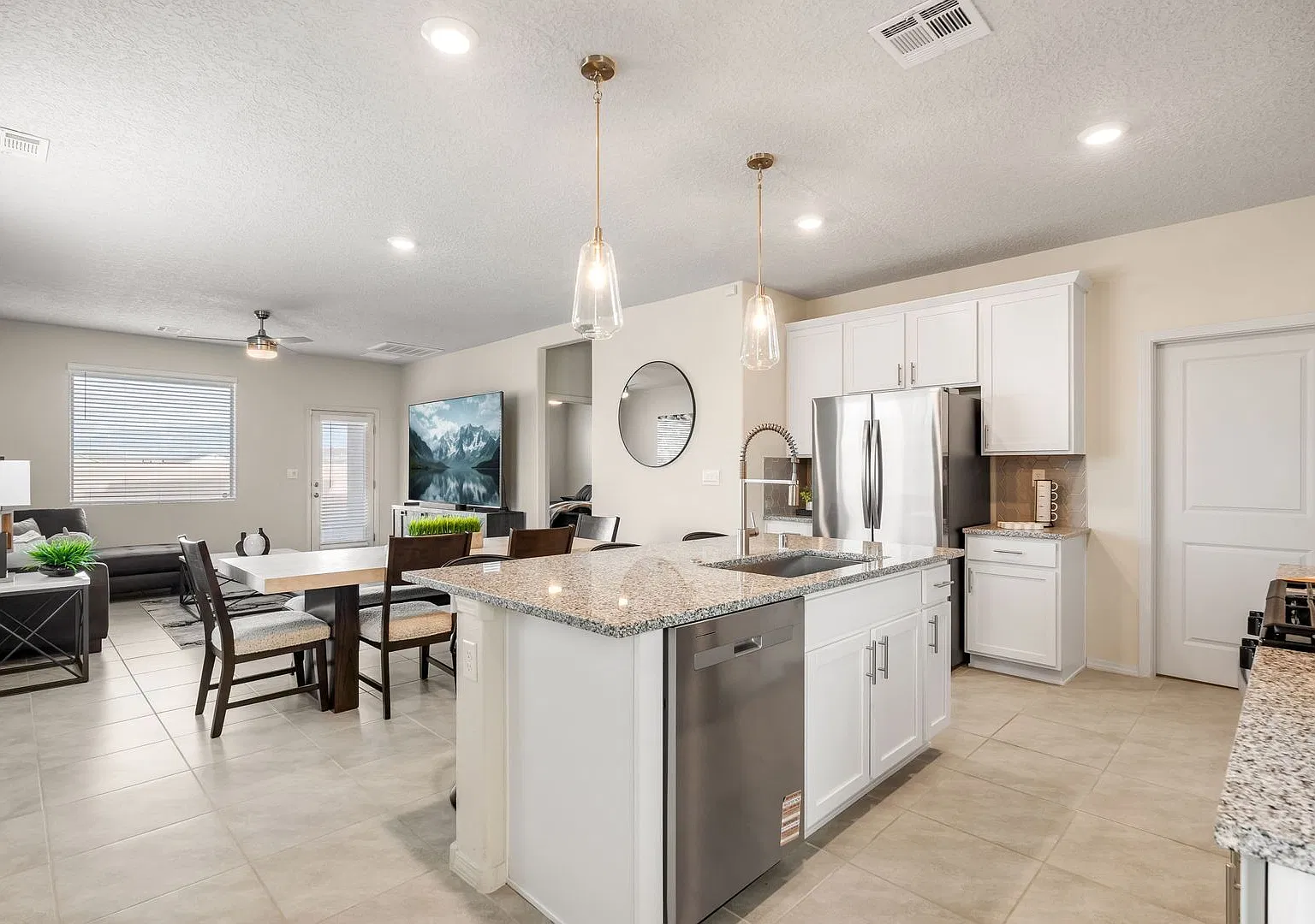 4 Bedroom, 2.5 Bathroom Home! Schedule a Showing Soon! — Photo 3