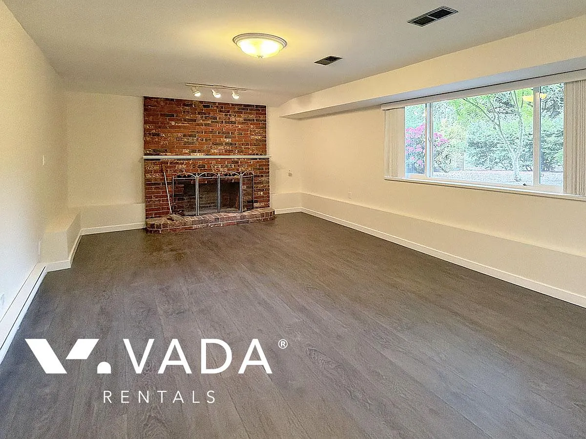 Building Photo - 1920 Nassau Dr #2