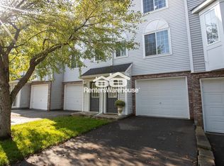 2843 Arboretum Village Trl, Chanhassen, MN 55317