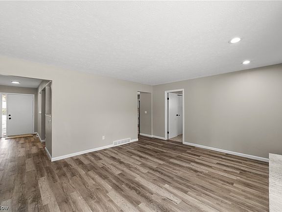 3rd image of 2131 Apple Dr