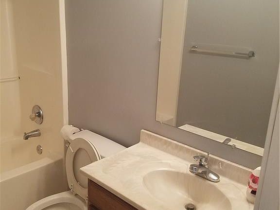 4th image of 415-417 E I St