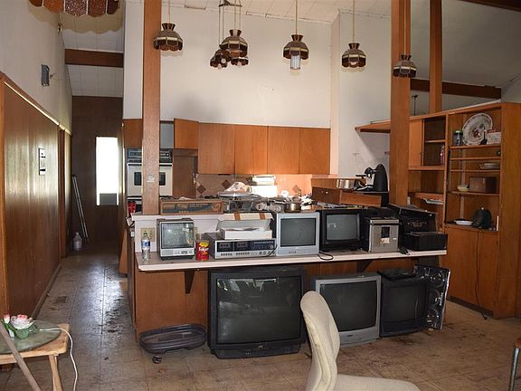 5th image of 801 N Skyline St