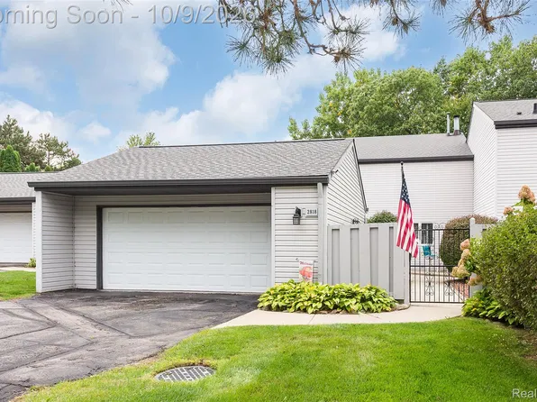 2818 Breckenridge Dr, Brighton, MI 48114