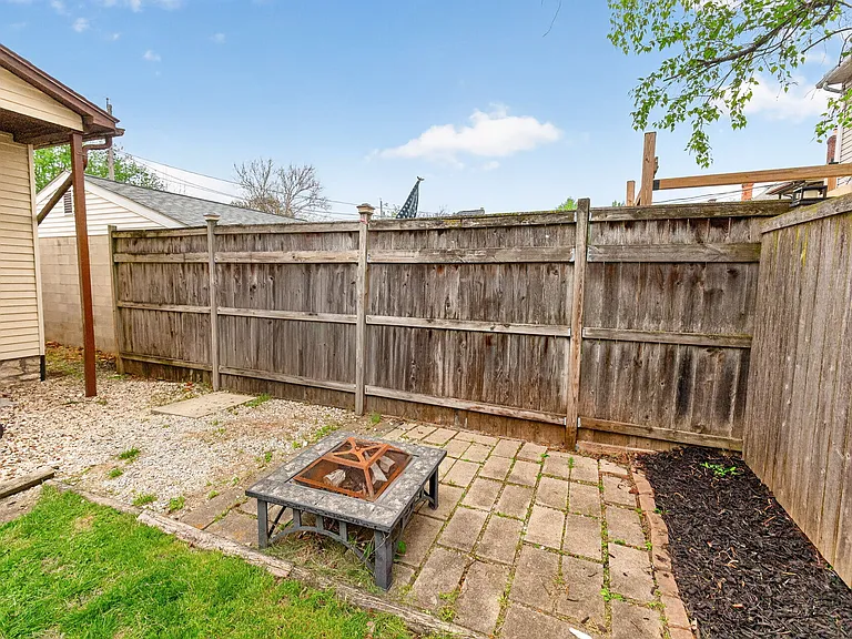 905 Beech St — Photo 31