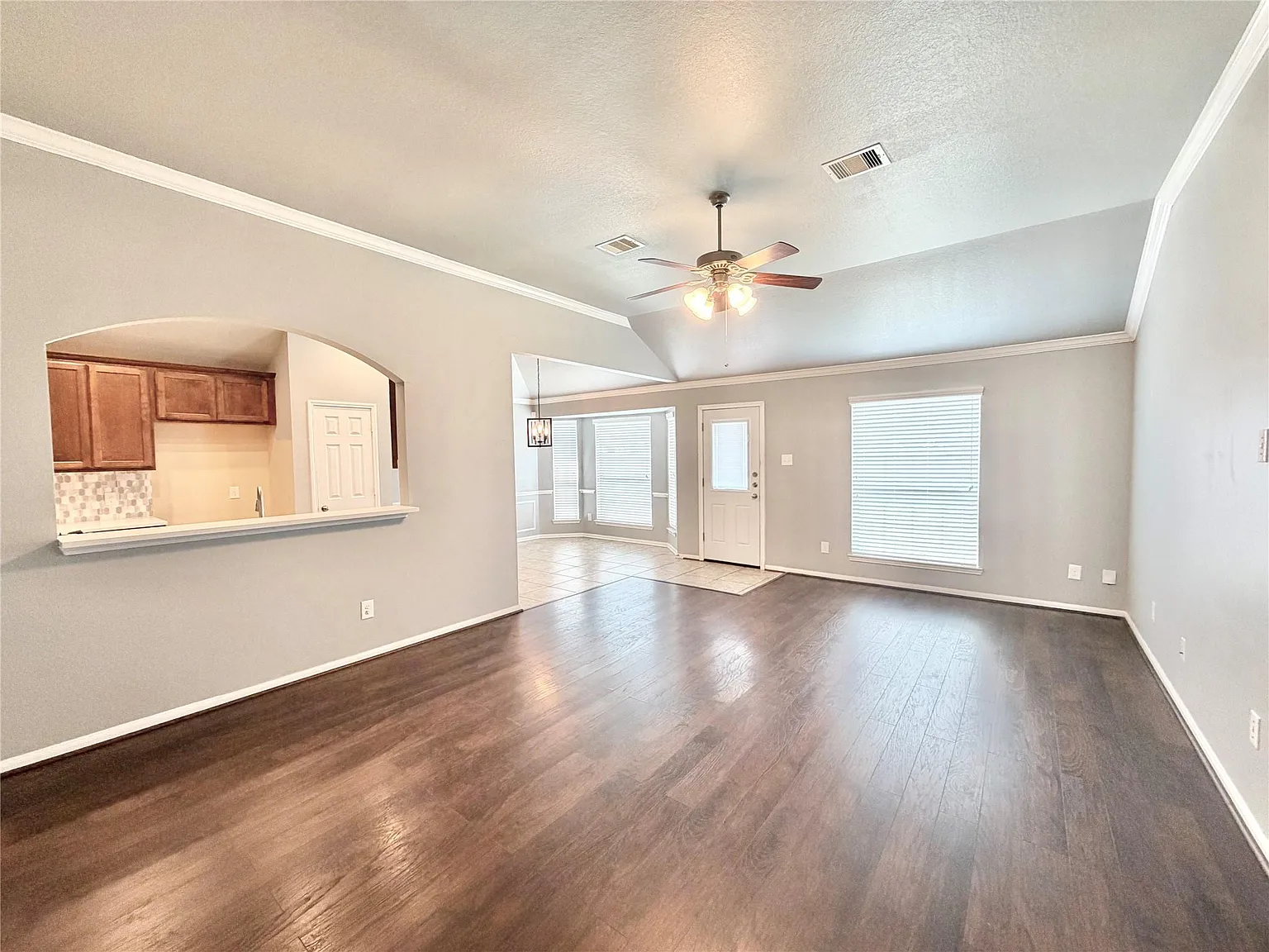 3 bed, 2.0 bath, 1590 sqft, $1,995 — Photo 3