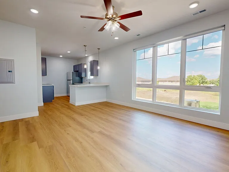 2414 N Neil St — Photo 7