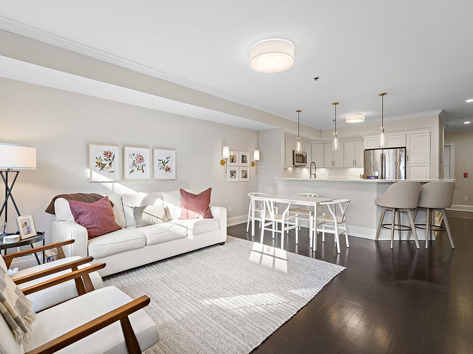 1st image of 318 Grand St #1