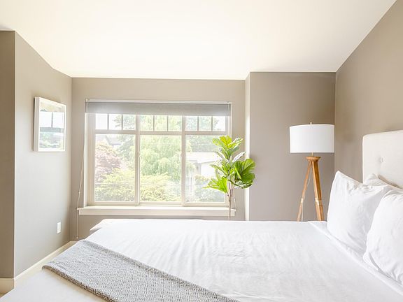 Sunny 3rd floor Master bedroom with Queen bed, memory foam matress, and en suite bathroom