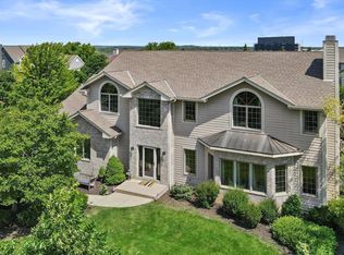 N54W17030 Autumn View Ln, Menomonee Falls, WI 53051