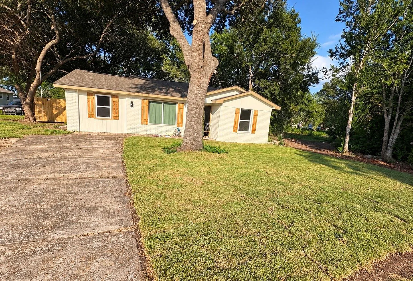 3 bed, 2.0 bath, 1776 sqft, $1,850 — Photo 1