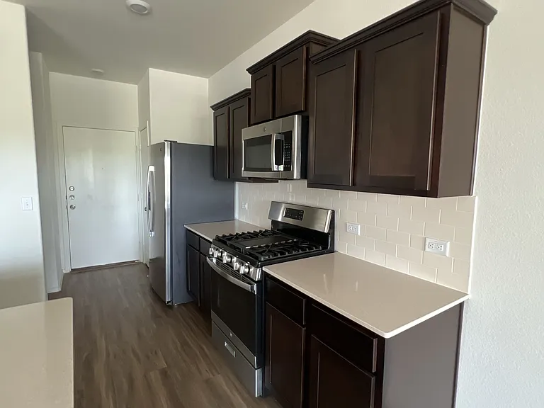 15209 Spruce Frost Cv #B — Photo 3