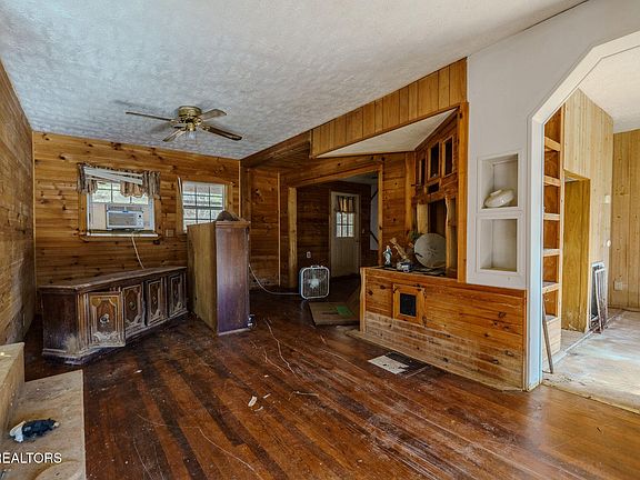 3rd image of 960 Chestnut Grove Rd