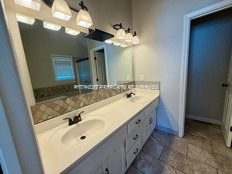 1209 SE Bridgehampton Way — Photo 12