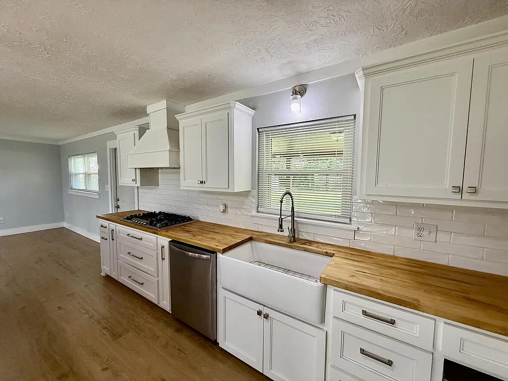 3 bed, 2.0 bath, 1840 sqft, $1,700 — Photo 4