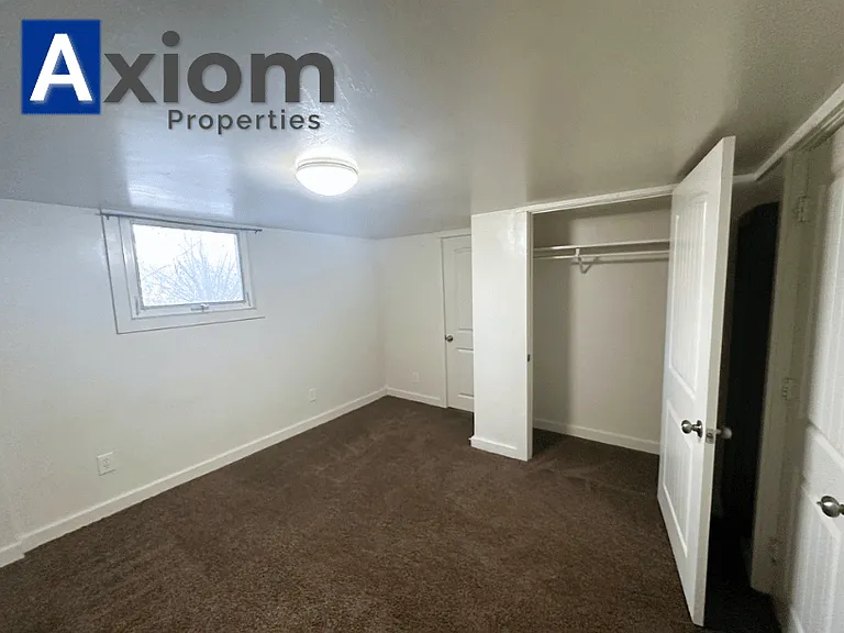 Cute 2 bedroom 1 bathroom apartment with convenient, central location — Photo 10