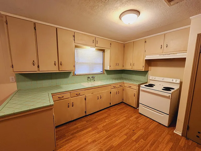 605 Olive St — Photo 4
