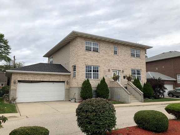 2nd image of 1024 Park Pl