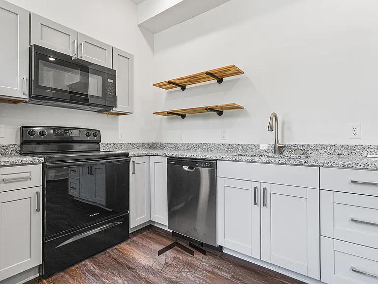 427 Whiteman St #1 — Photo 2