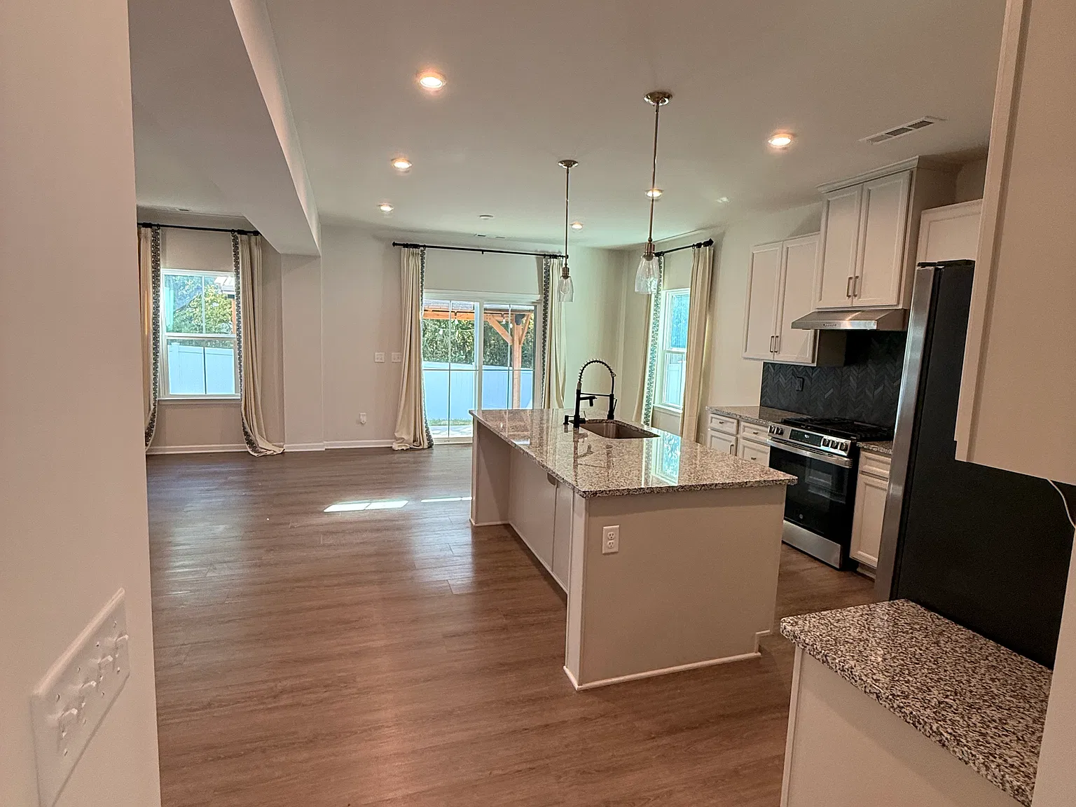3 bed, 2.5 bath, 2108 sqft, $2,995 — Photo 3