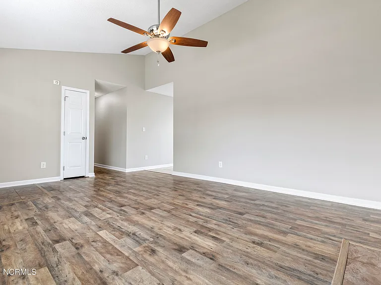 305 Foxridge Ln — Photo 11