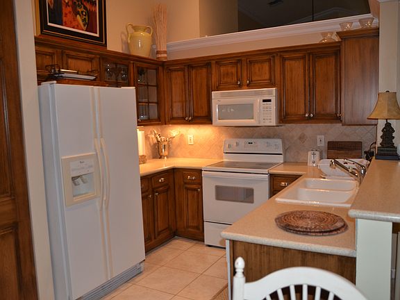 Tons of storage in kitchen