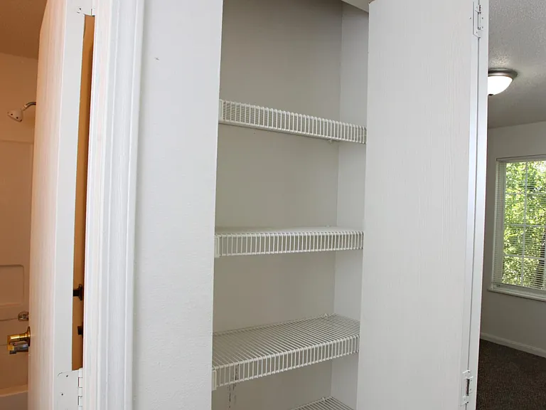 Rockridge Apartments — Photo 15