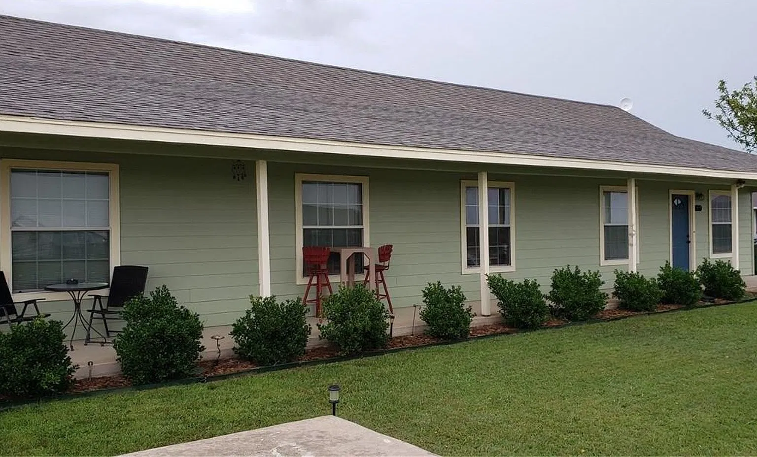 Excellent 3 bedroom 2 bath duplex in Peaster ISD with country charm — Photo 1