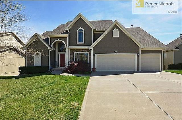 Talk about curb appeal! Love the paint and trim.