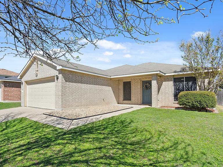 709 Bighorn Dr — Photo 2