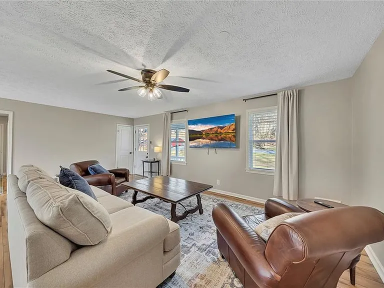 303 Nottingham Dr — Photo 5