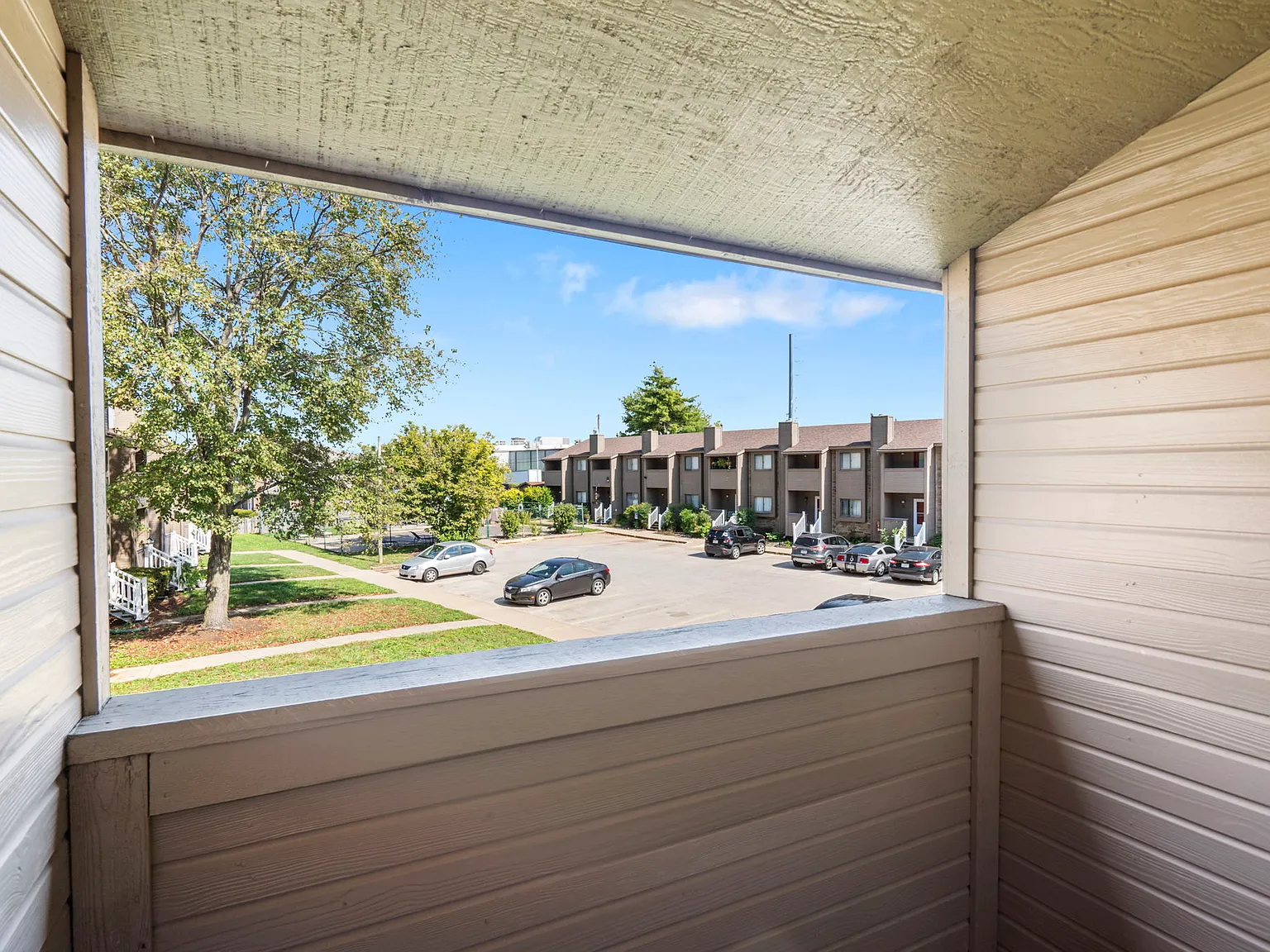 The Grove Townhomes - 1711 E Walnut Lawn St - H — Photo 4