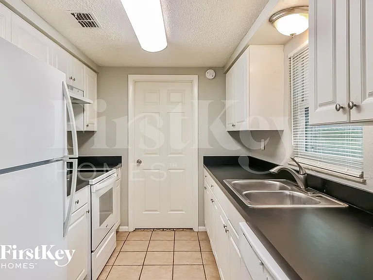 5230 4th St — Photo 5