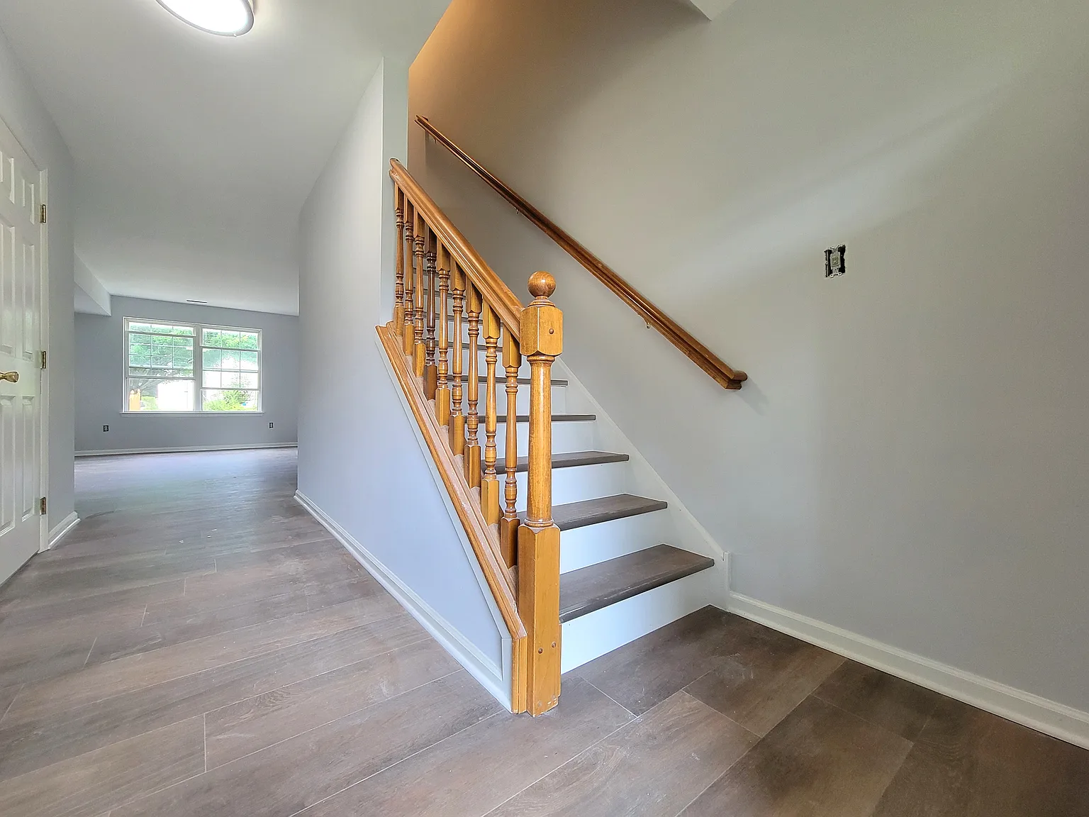 215 Villas Ct — Photo 2