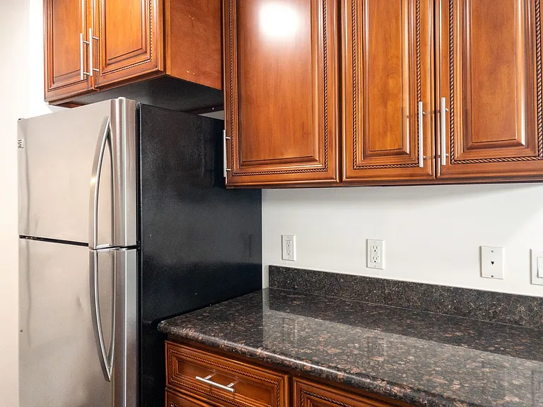 1br/1ba Charmer! Bay Views And Parking! Laundry On-Site! Balcony! Progressive — Photo 9