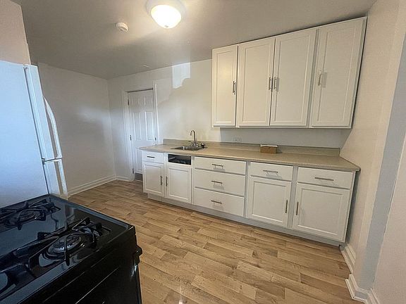 2nd image of 141 S Queen St